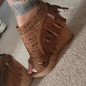 Brown wedge